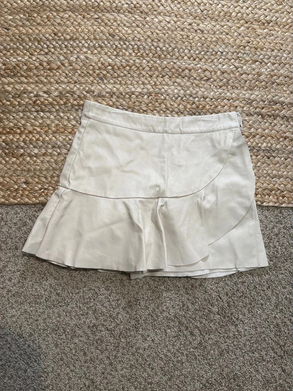 Do+Be beige pleated vegan leather skort M2936